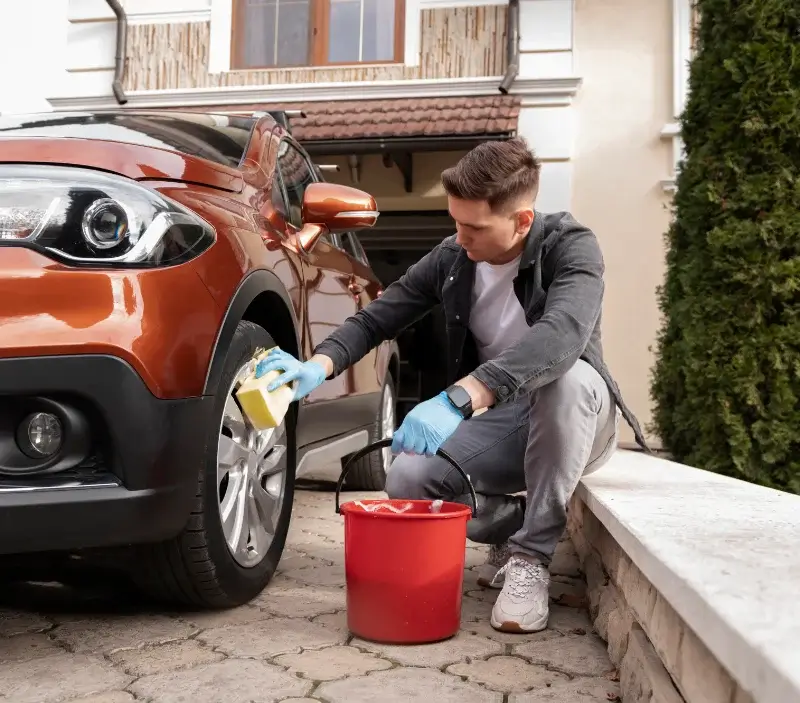 Lavage auto à domicile Saint-Martin-la-Pallu : professionnel intervenant sur un véhicule